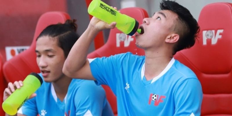 nước uống cho cầu thủ bóng đá